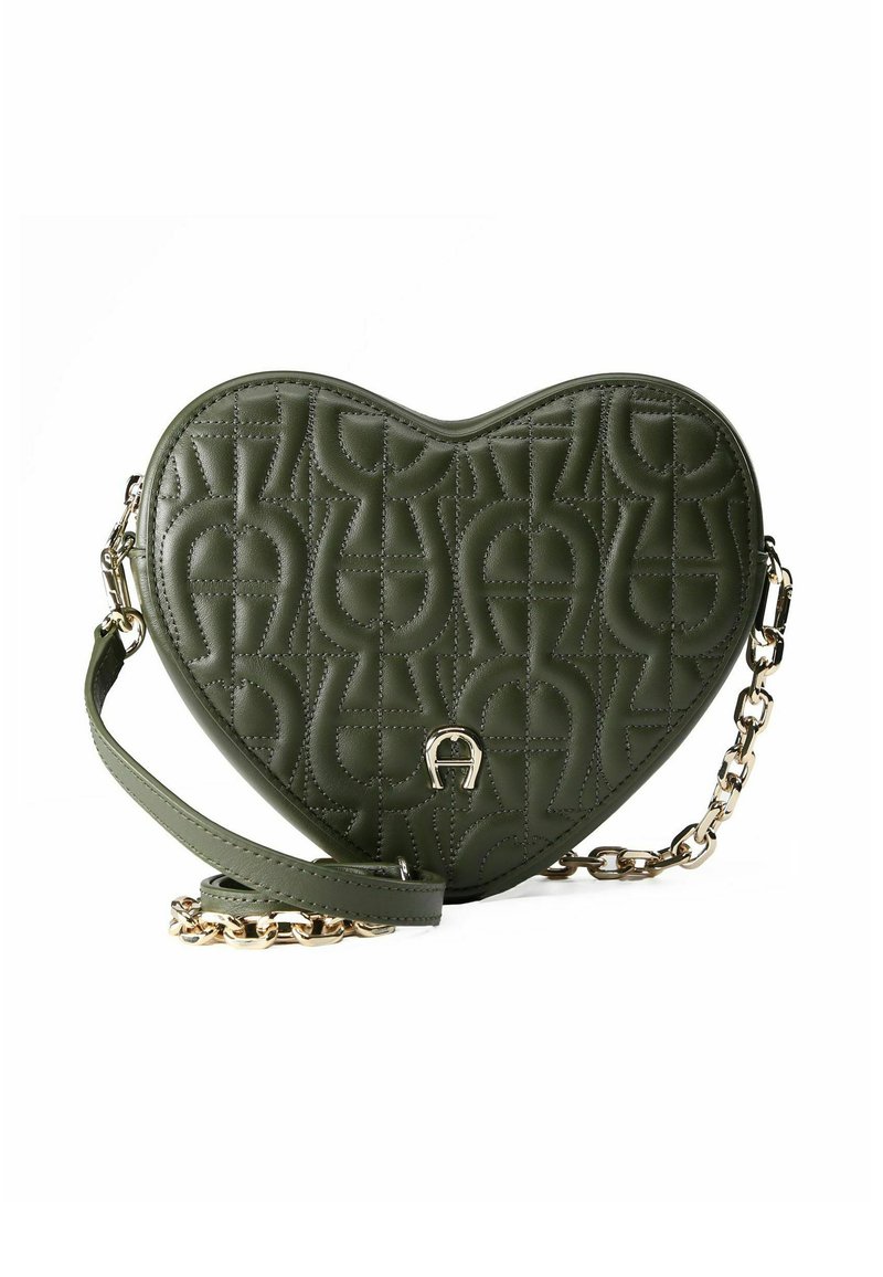 Borsa a tracolla in pelle verde oliva a forma di cuore con motivo geometrico impresso e dettaglio della catena dorata.