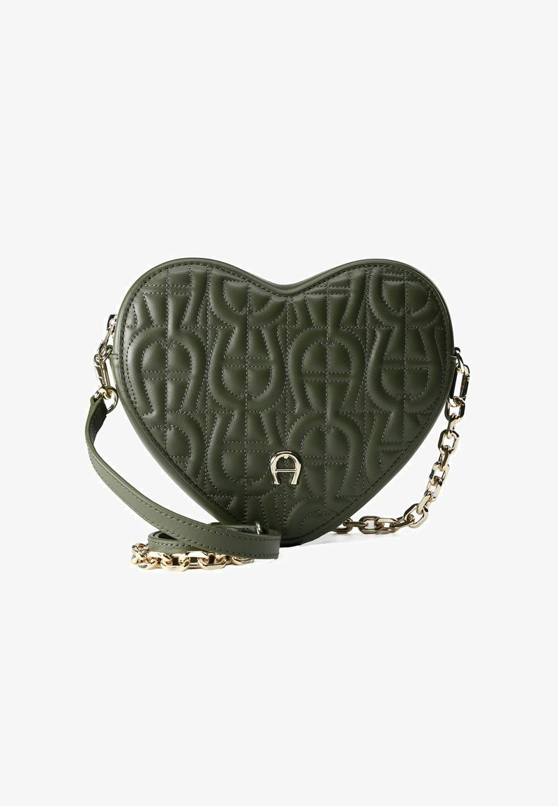 Borsa a tracolla in pelle verde oliva a forma di cuore con motivo geometrico impresso e dettaglio della catena dorata.
