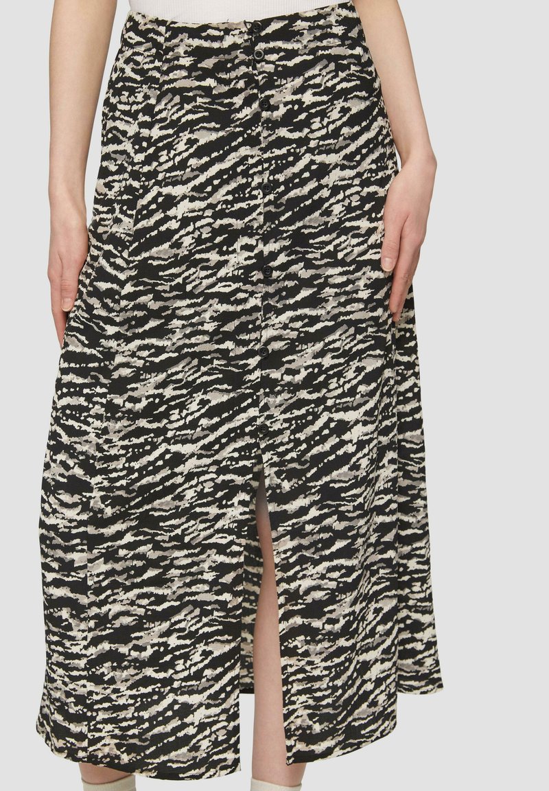 Zwart-wit gestreepte rok met een knoopsluiting aan de voorkant en een zijsplit. Gemaakt van zachte stof met een vloeiend ontwerp voor comfortabel dragen.