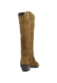 Bota de ante marrón hasta la rodilla con la parte superior curva, cremallera lateral y tacón apilado. Textura suave, diseño simple sin patrones adicionales.