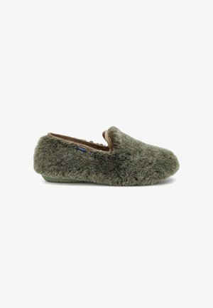 Chaussons en fourrure verte, au toucher doux, avec un design à enfiler et une semelle en caoutchouc plate. Accentués par un contour marron le long de l'ouverture.