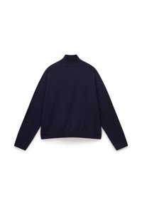 Pullover a collo alto di colore blu navy, caratterizzato da una vestibilità comoda, colletto a coste e cuciture delle spalle ribassate. Texture in maglia con una finitura liscia.