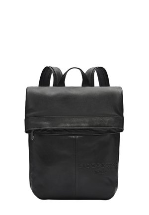 Sac à dos en cuir noir avec rabat rabattable, nom de la marque embossé à l'avant, et deux bretelles visibles en haut.