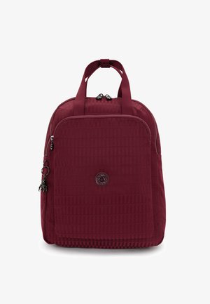 Sac à dos bourgogne en tissu texturé, doté d'une poche zippée à l'avant, de poignées courtes et d'un logo circulaire à l'avant.