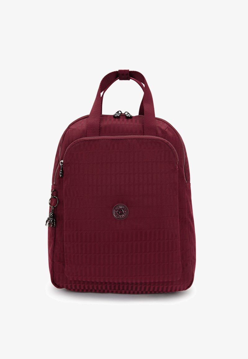 Bordowa plecak wykonany z teksturowanej tkaniny, z przednią kieszenią na zamek, krótkimi uchwytami i okrągłym logo z przodu.