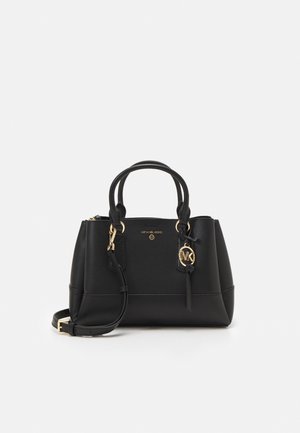 Zwarte leren handtas met dubbele handvatten, verstelbare schouderriem en gouden Michael Kors logo hanger aan de voorkant.