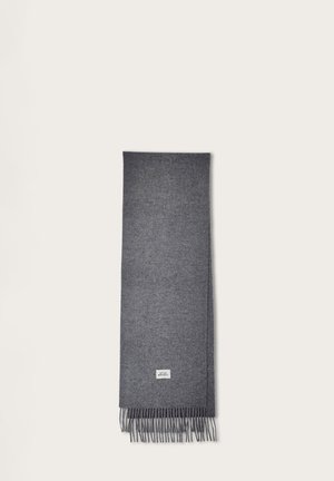 Grau Schal aus weichem Material, mit glatter Textur und Fransenenden. Enthält ein kleines weißes Etikett mit Logo an einem Ende.