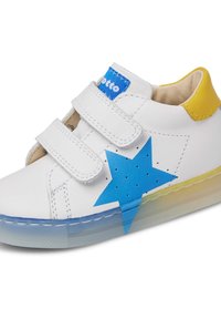 Vit sneaker med blå stjärndesign, kardborreband och gul hälaccent. Genomskinlig sula med färgglad gradient. Slätt lädermaterial.