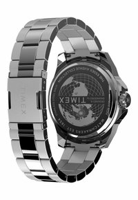 Montre en acier inoxydable avec un bracelet métallique noir et argent. Cadran rond, dos gravé avec une carte du monde, étanche jusqu'à 50 mètres.