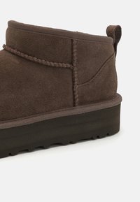UGG CLASSIC ULTRA MINI UNISEX - Klassikalised poolsaapad - dark brown