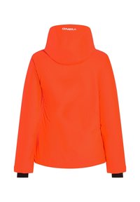 Oranje waterdichte jas met een capuchon, voorzien van zwarte manchetten en een logo op de achterkant. Glad textuur, functioneel ontwerp voor buitengebruik.