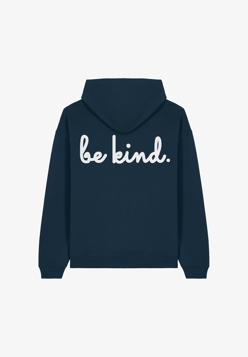 Tengerészkék kapucnis pulóver, húzózsinórral, a hátán fehér, írott betűkkel a "légy kedves" felirattal. Puha pamut anyag.