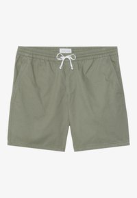 Bermuda da bagno verde oliva realizzata in tessuto leggero, con vita elastica, cordoncino bianco e tasche laterali.