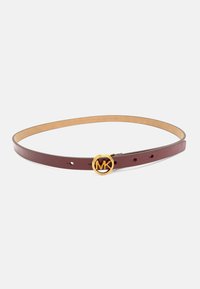 Bordeaux lederen riem met een ronde gouden MK-logo gesp, voorzien van meerdere gaatjes voor aanpassing en een gladde, gestructureerde afwerking.