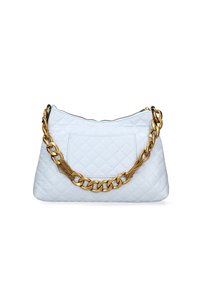 Borsa a tracolla in pelle bianca trapuntata con catena dorata e tracolla in rete, dotata di chiusura con zip e tasca frontale.