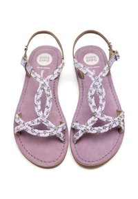 Sandalias de cuero moradas con tiras trenzadas y pequeños acentos plateados. Suela plana con una plantilla de un morado claro y correa para el tobillo ajustable.