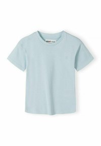 T-shirt pour enfants à manches courtes bleu clair avec un petit logo brodé sur la poitrine et une étiquette de la marque Minoti à l'intérieur du col.