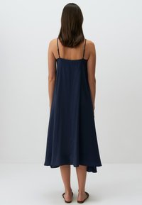 Jimmy Key LOOSE FIT V-NECK MIDI  - Vestito casual - dark blue