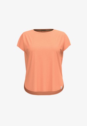 Camiseta de manga corta y cuello redondo en tela color melocotón claro. Dobladillo curvado con un ribete más oscuro en la parte inferior y un pequeño detalle de logo en el lado.