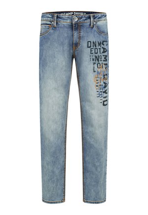 Hellblaue Jeans aus Denim mit geradem Schnitt, Kontrastnähten und grafischem Text auf der Vorderseite, einschließlich Marken- und Designdetails.