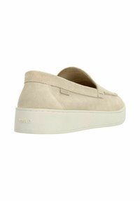 Beige suède instappers met een witte rubberen zool; beschikt over een minimalistisch design en een subtiele logodetail aan de zijkant.