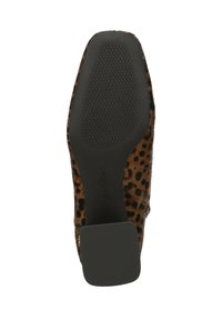 Chaussure plate à imprimé léopard marron avec une tige texturée et une semelle en caoutchouc noir ; dispose d'un talon carré et est fabriquée en matériau doux.