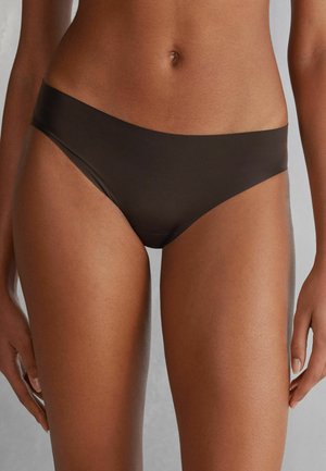 Bruine bikini onderkant met een glad, minimaal ontwerp. Licht hoog uitgesneden beenopeningen en een lage taille; de stof lijkt rekbaar en glad.