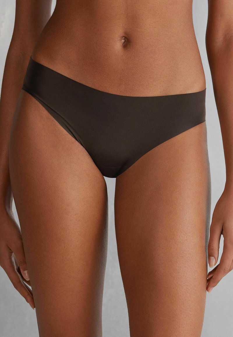 Bruna bikiniunderdelar med en slät, minimalistisk design. Lite högt skurna benöppningar och låg midja; tyget verkar elastiskt och slankt.