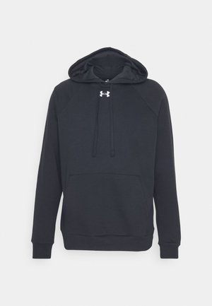 Schwarzer Hoodie mit einer Kängurutasche, verstellbarem Kordelzug und gerippten Bündchen. Mit einem weißen Under Armour-Logo auf der Brust.