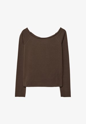 Smeđa dugorukava majica sa širokim izrezom, izrađena od mekog materijala, s opuštenim krojem i minimalnim šavovima za glatku siluetu.