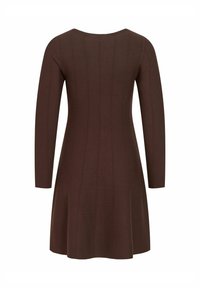 Robe en tricot marron à manches longues avec des lignes côtelées verticales et une jupe légèrement évasée, vue de dos sur fond blanc.