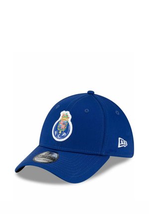 Niebieska czapka baseballowa z emblematem FC Porto z przodu i logo New Era po boku, pokazana na białym tle.