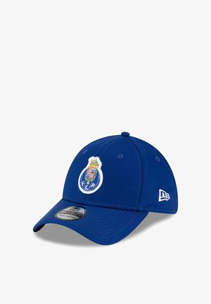 Niebieska czapka baseballowa z emblematem FC Porto z przodu i logo New Era po boku, pokazana na białym tle.
