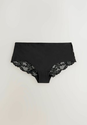 Juodos nėriniuotos hipster kelnaitės su lygiu priekiu ir sudėtingais nėrinių banguotais kraštais šonuose ir gale, demonstruojančiais detalius raštus.