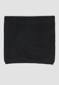 Écharpe noire en tricot avec un col en cowl, présentant un motif texturé et des bords côtelés, avec des lignes horizontales espacées uniformément.