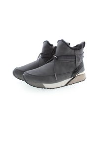 Botas de tobillo negras impermeables con un cuello forrado de piel, superficie texturizada, cierre de cremallera y una suela de color claro en contraste.