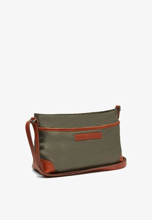 Borsa a spalla in tessuto verde oliva con dettagli in pelle marrone, forma rettangolare, tracolla regolabile e etichetta del marchio impressa sul davanti.