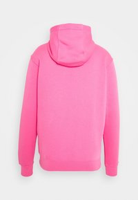 Felpa rosa realizzata in tessuto misto cotone, con cappuccio, maniche lunghe e polsini e orlo a costine. La vista posteriore mostra un design senza cuciture.