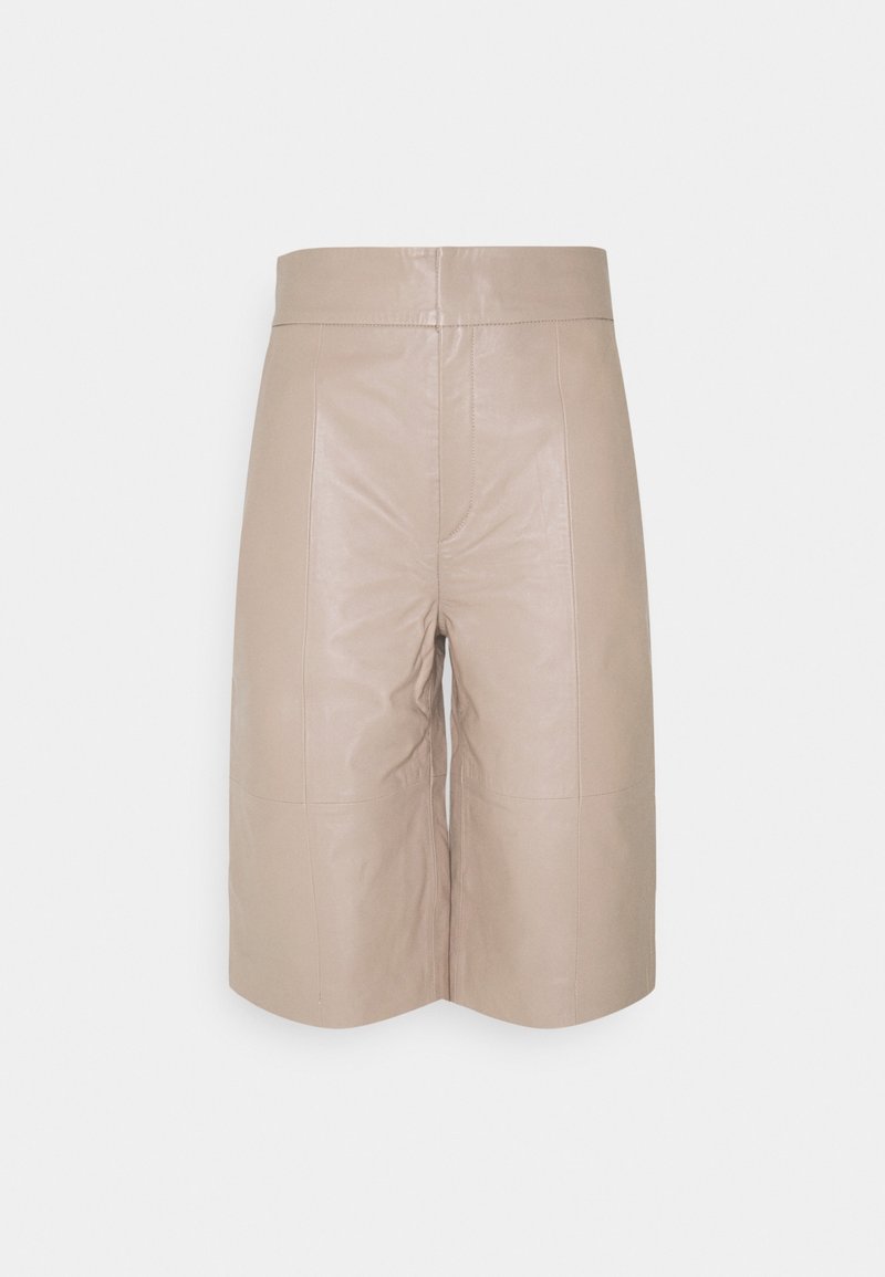 Short en cuir beige taille haute jusqu'aux genoux avec des détails de couture à l'avant et une taille ajustée sur fond blanc.