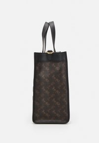 Sort læder tote bag med et brunt mønster, rektangulær form, top håndtag og detaljer i guldfarvet metal.