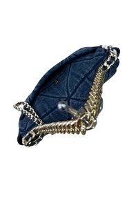 Borsa a busta in denim blu scuro con tracolla dorata e chiusura con zip, caratterizzata da una texture trapuntata e una forma a fondo arrotondato.