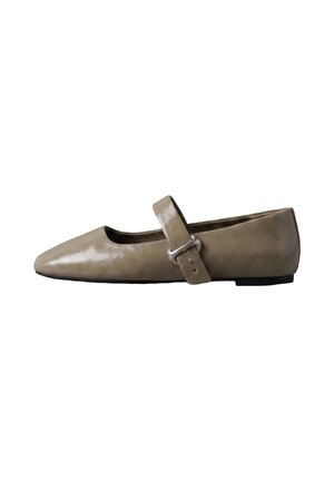 Flacher Taupe Mary Jane Schuh mit spitzer Zehe und verstellbarem Riemen mit silberner Schnalle auf weißem Hintergrund.