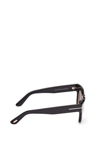 Černé obdélníkové sluneční brýle s širokými rámy, lesklým povrchem a jemnými zlatými akcenty na spáncích. Lehce plastový materiál.