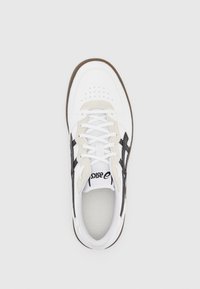 Adidași albi cu accente negre și bej, av�ând un material neted, vârf rotund, detalii perforate și șireturi plate.