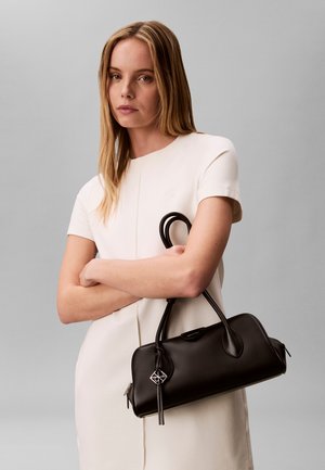 Calvin Klein EMBLEM - Τσάντα χειρός - black