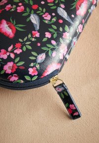 Cath Kidston Citi aksesuāri - navy feather ditsy
