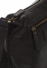 Bolso de mano de cuero negro perforado con detalle de cremallera dorada. Cuenta con un bolsillo lateral y un diseño estructurado para mayor durabilidad y almacenamiento.