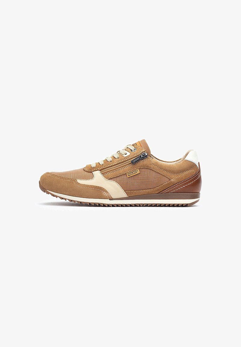 Baskets en suède marron et mesh avec des accents crème, des détails cousus et une semelle texturée. Fermeture par zip sur le côté pour un accès facile.