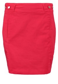 Jupe en coton rouge avec une coupe ajustée, deux poches latérales et une texture lisse. Présente des accessoires en argent à la taille pour la fermeture.