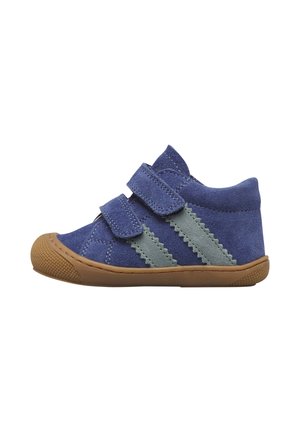 Scarpa da bambino in pelle scamosciata blu con due cinturini in velcro, strisce laterali grigie e suola e punta in gomma marrone.